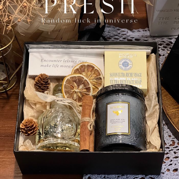 Подарочный бокс с черной свечей на любой праздник