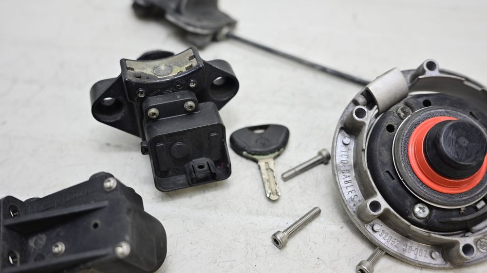 Set Incuietoare Capac Buson  Incuietori Cheie BMW R1200RT 2005 - 2009