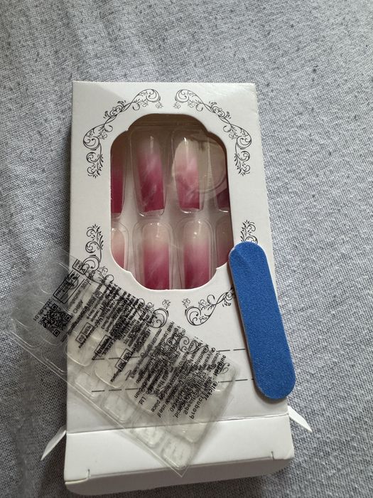 Unghii false press on, de llipit