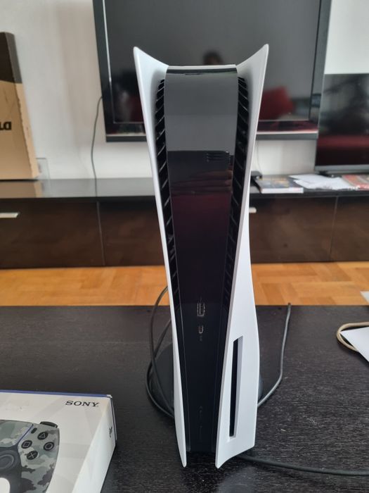 PlayStation 5 Disc Edition (CFI-1216A) + 2 контролера + Акаунт с игри