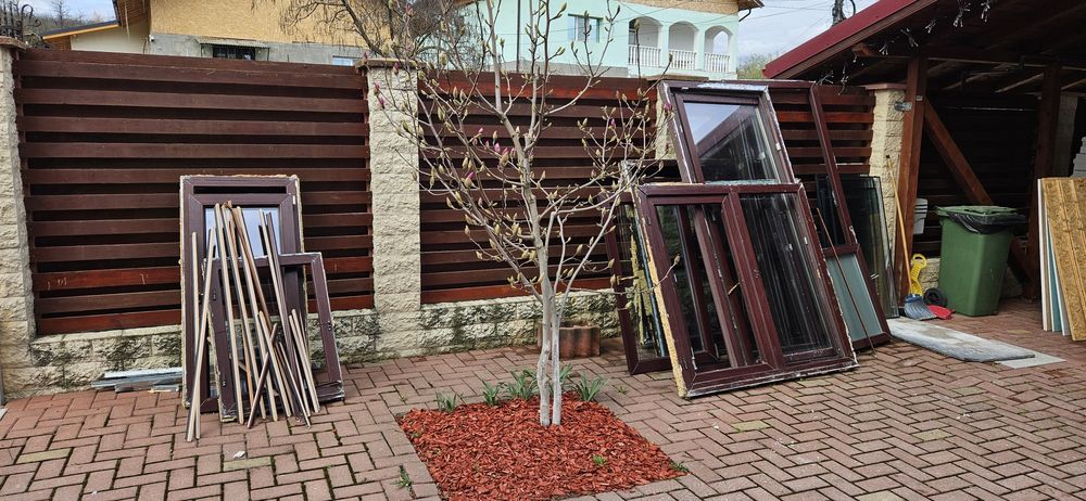 Vand tâmplărie PVC culoare mahon,feronerie Maco