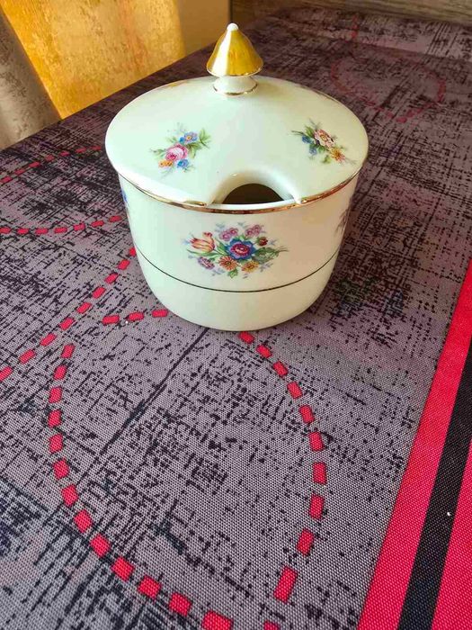Порцеланова захарница