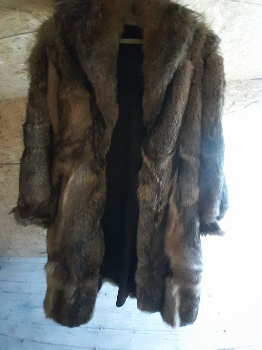 Шуба тёплая, собачья шкура.