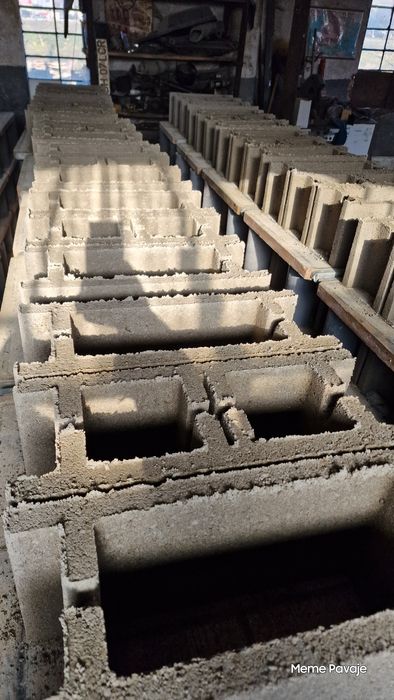 Placi stâlpi și bolțari din beton