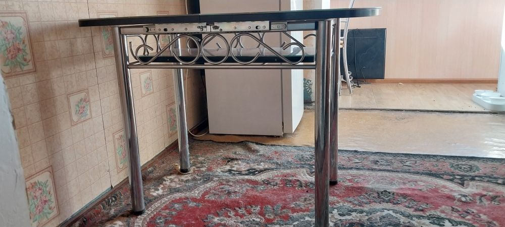 Продам кухонный стол со стульями