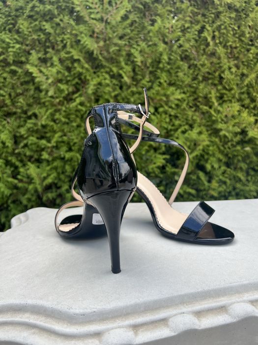 Черни сандали на ток