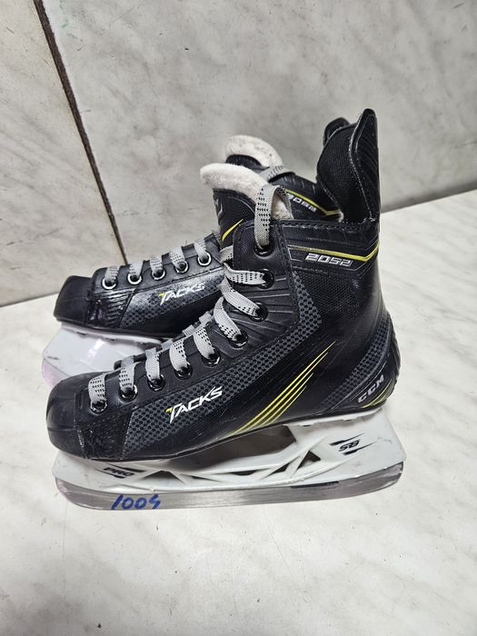 Patine 1004 hochei hockey  CCM Tacks 2052 marime 35  ( 23  cm)