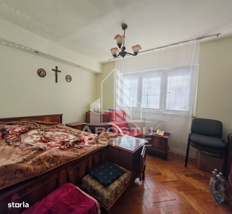 Apartament de vanzare cu 3 camere si 2 bai, decomandat, zona Sagului