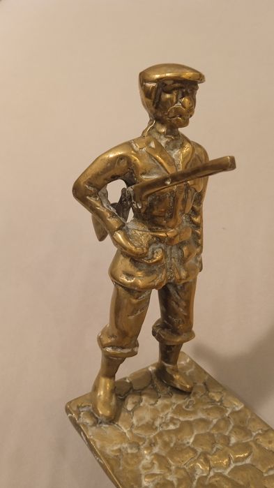 Vanator cu arma si 2 caini de vanatoare, figurina din alama, 2.2 kg