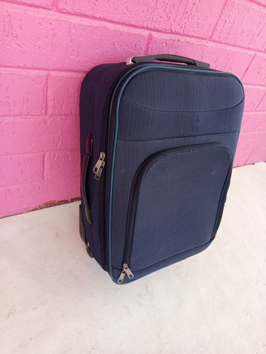 Чемодан фирменный .