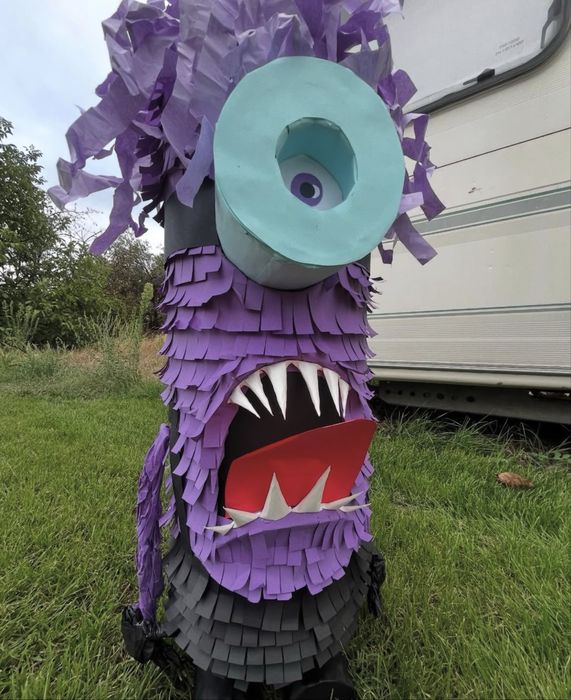 Пинята на полудял миньон