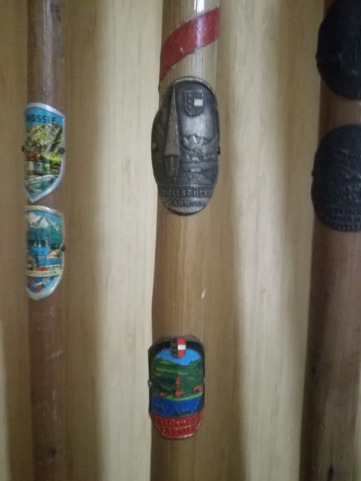 Ретро стари алпийски бастуни,бамбук,баварски,баджове,значки