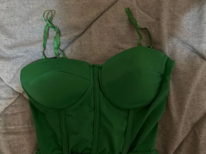 Зелена дамска рокля