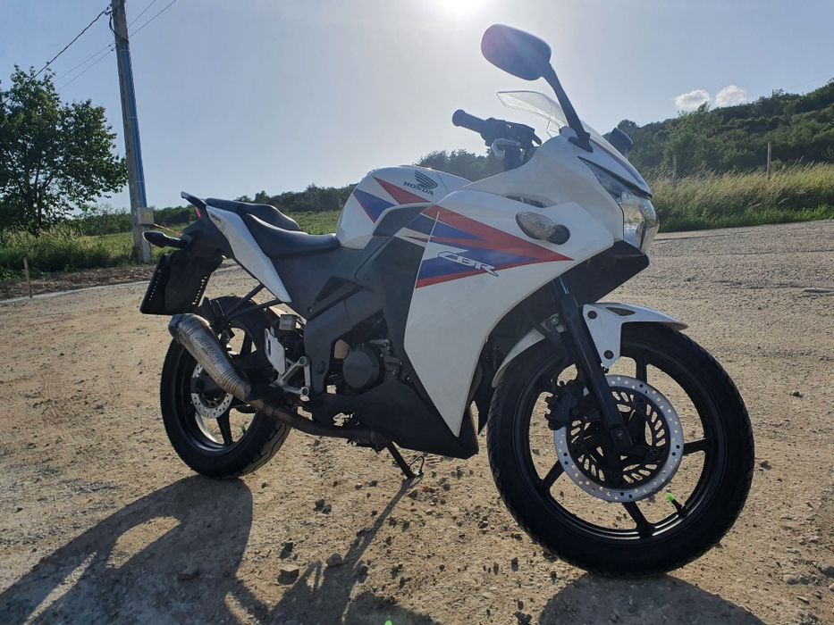 Vând Honda CBR 125R cat.A1 16 ani
An 2005 
Stare bună 
Întreținut : sc