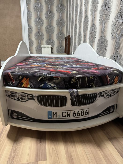 Детская кровать-машинка