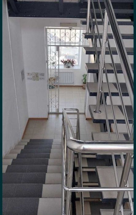 Продается офисное помещение и 3 склада.