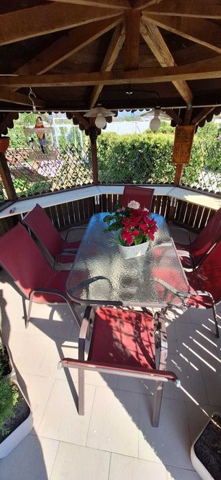 Masă și scaune de grădină