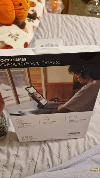 ESR Magnetic Keyboard Case 360  Alb ( ipad pro 11’’ 2024)