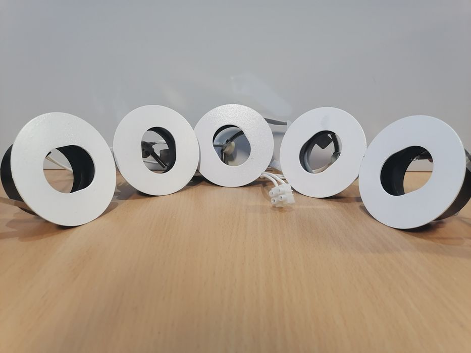 Спотове за таван Армстронг, модел Aurora - Великобритания