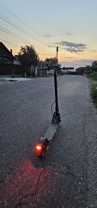 Vând trotinetă electrică NAVEE V40i 350w nominal,iar peak 700w ,încă în garanție