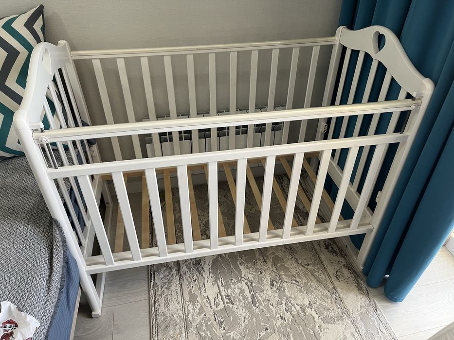 Продам кроватку ,комод, автокресло
