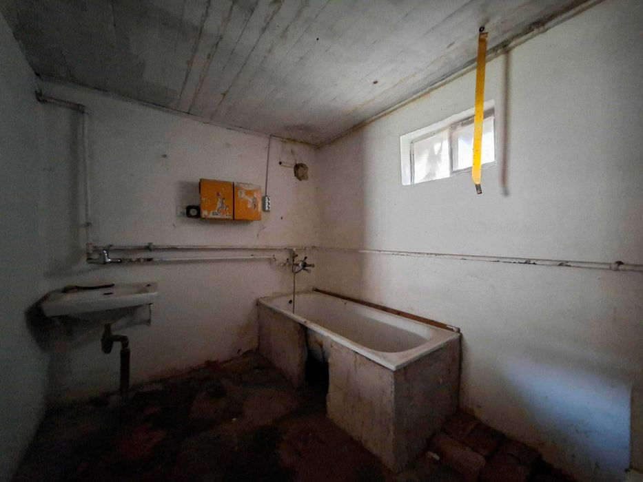 Casă demolabilă sau renovabilă lânga granită la 17 km de Oradea