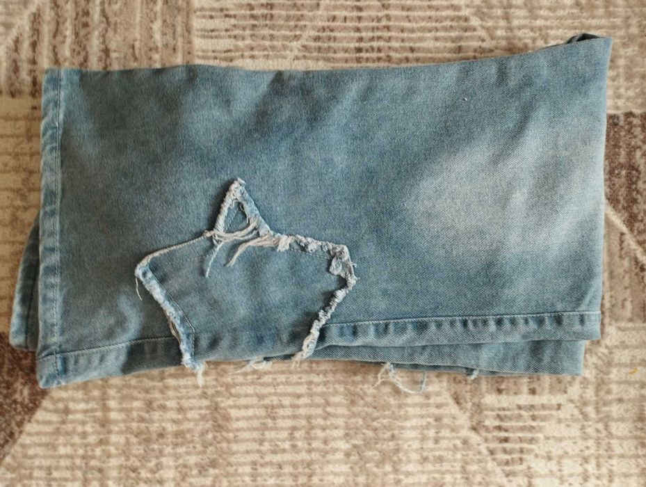 Джинсы на девочку 9-11 лет. Новые.