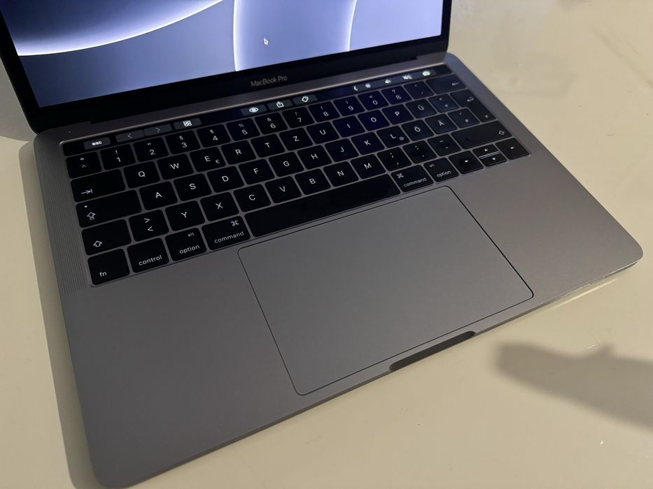 Macbook Pro 2016 i7 SSD 256gb 16GB RAM A1706 TouchBar TouchID