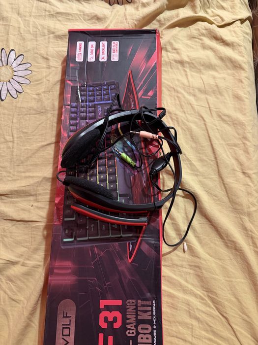 Геймърска клавиатура ,мишка и слушалки.
