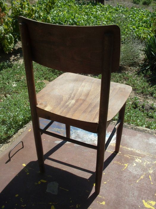 Дървени столове и маса.