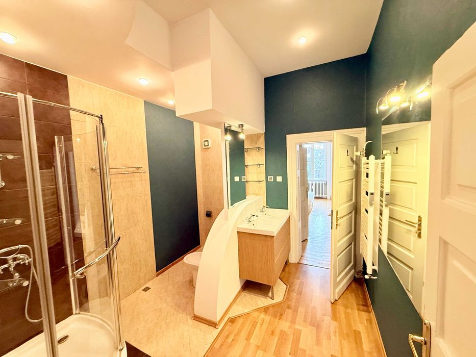 Дава се под наем Многостаен апартамент в София, Докторски паметник - 226 кв.м за 2792.76 € - Снимка #3