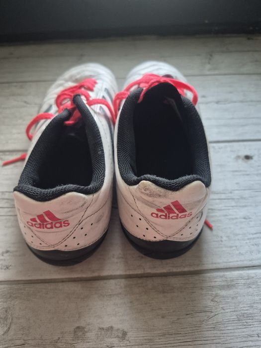 Adidasi fotbal sala si gazon