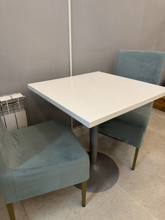 Стол и стулья для кафе