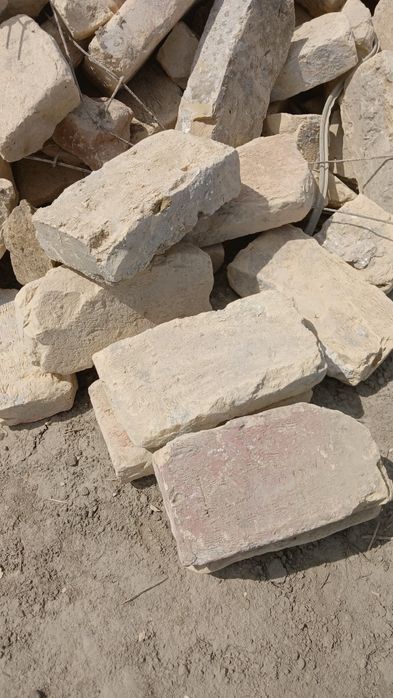 B u gʻisht sotiladi 600 soʻm