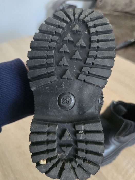 Vand ghetuțe piele fetite , numărul de la picior se vede in poza