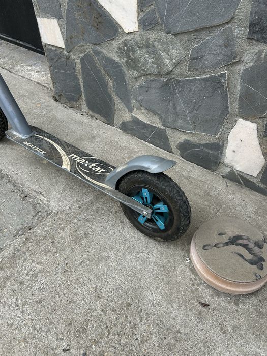 Vand trotinera de offroad cu cauciucuri de teren