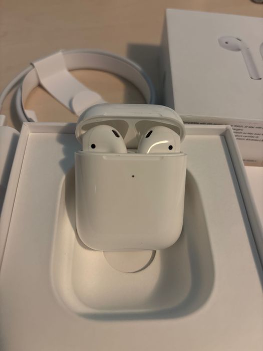 AirPods 2 iPhone слушалки