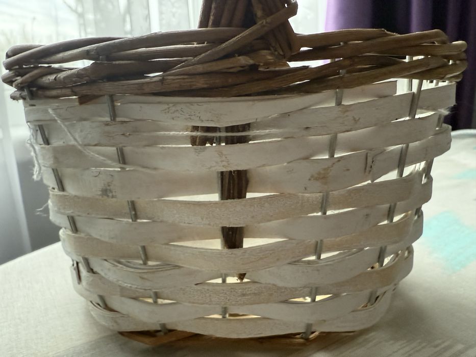 Малка плетена кошница