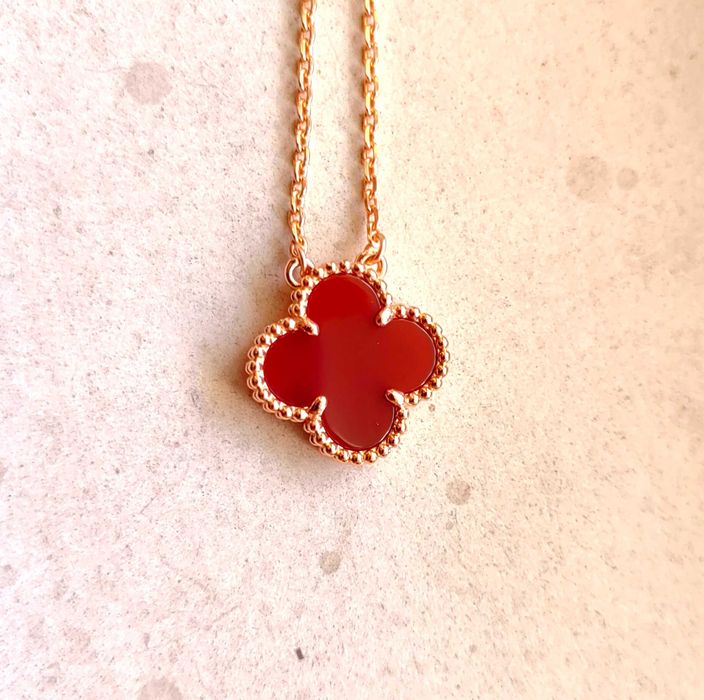 Дамско колие с детелина от червен карнелин на Van Cleef & Arpels VCA