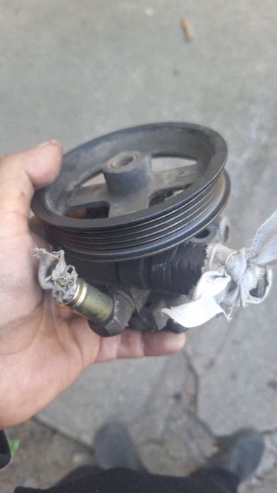 Хидравлична помпа Toyota Avensis t22 d4d 2002г