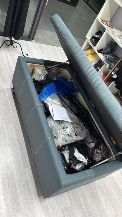 Продам диванчик стоит в бутике