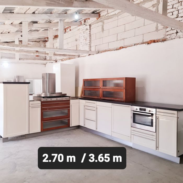 Mobila de bucatarie cu blaturi de granit și electrocasnice incluse