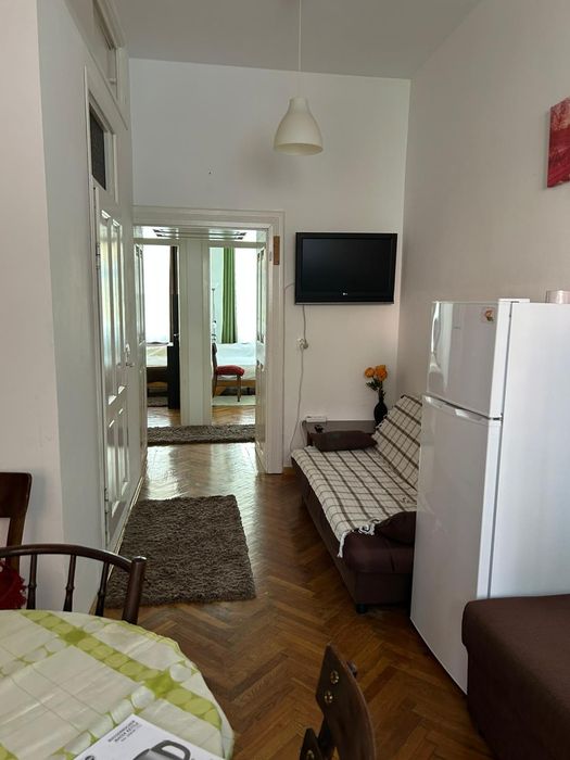 Inchiriez apartament 2 camere central, strada Avram Iancu, etaj 1