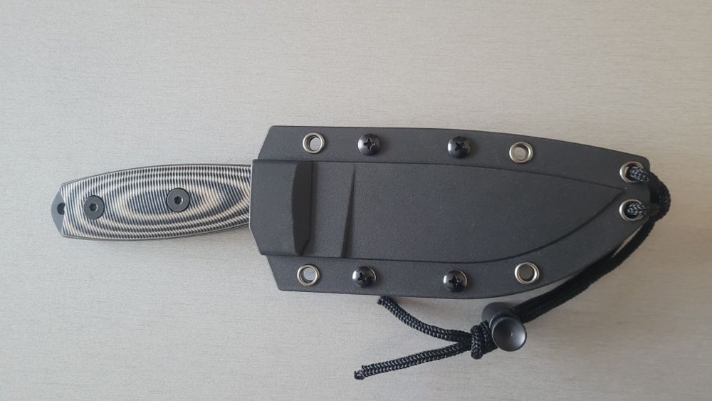 Cuțit solid pentru activități outdoor (drumeții,  camping, etc)