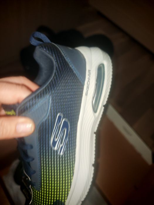 Vând adidași marca Skechers