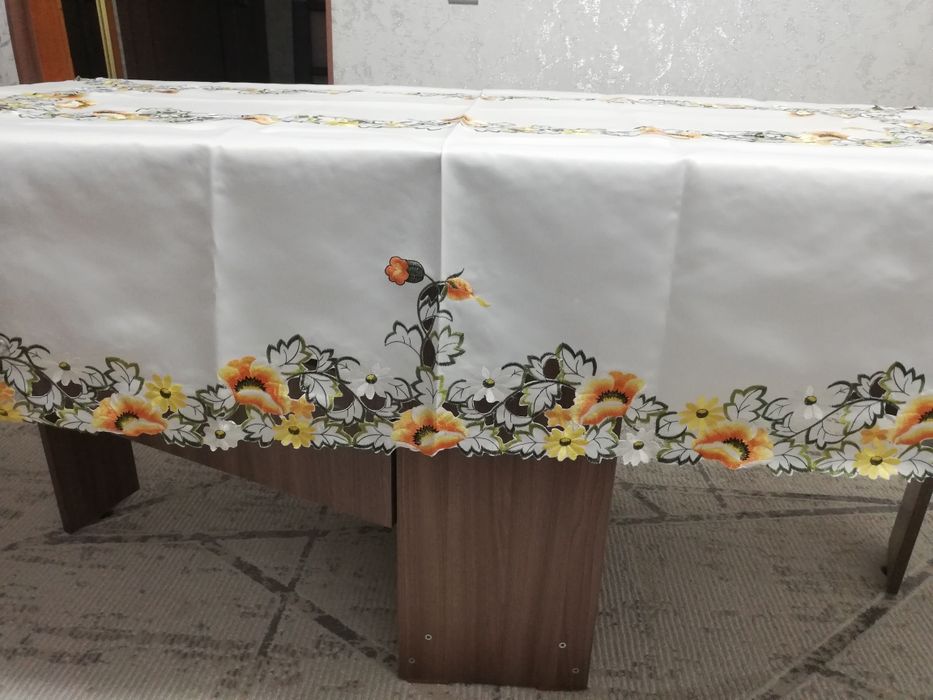 Продам новогоднюю скатерть.