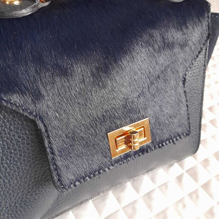 Тъмно синя чанта с капак от естествен косъм