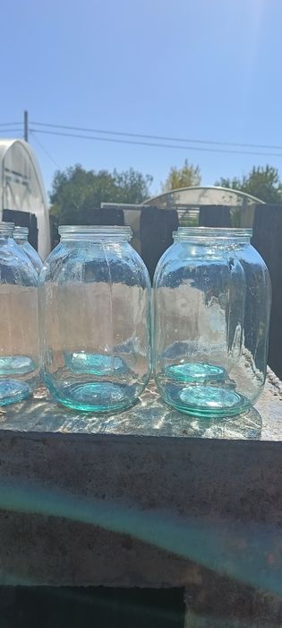 Продам банки стеклянные  2-ух  литровые.