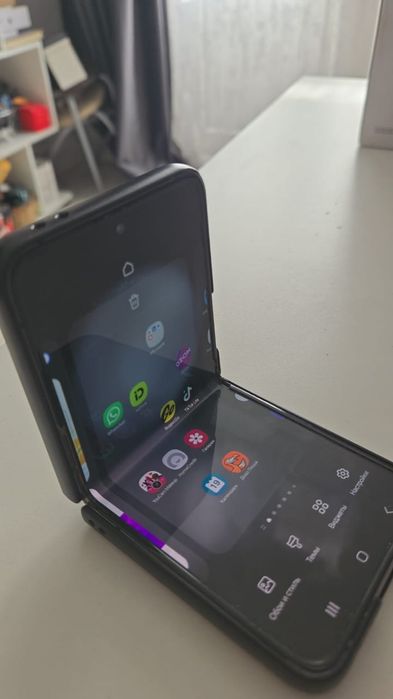 Самсунг флип 5 в отличном состоянии