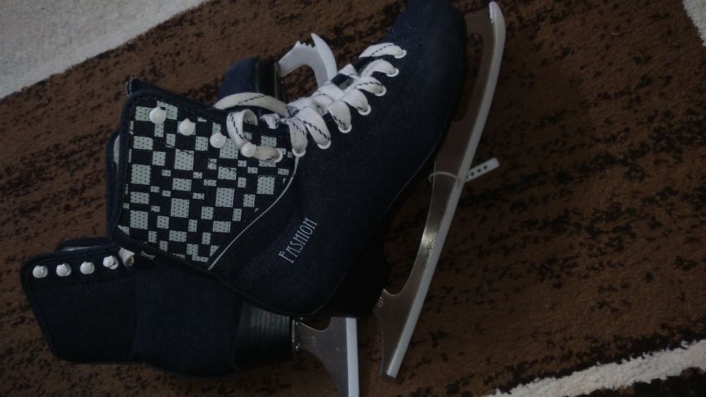 Продам коньки женские